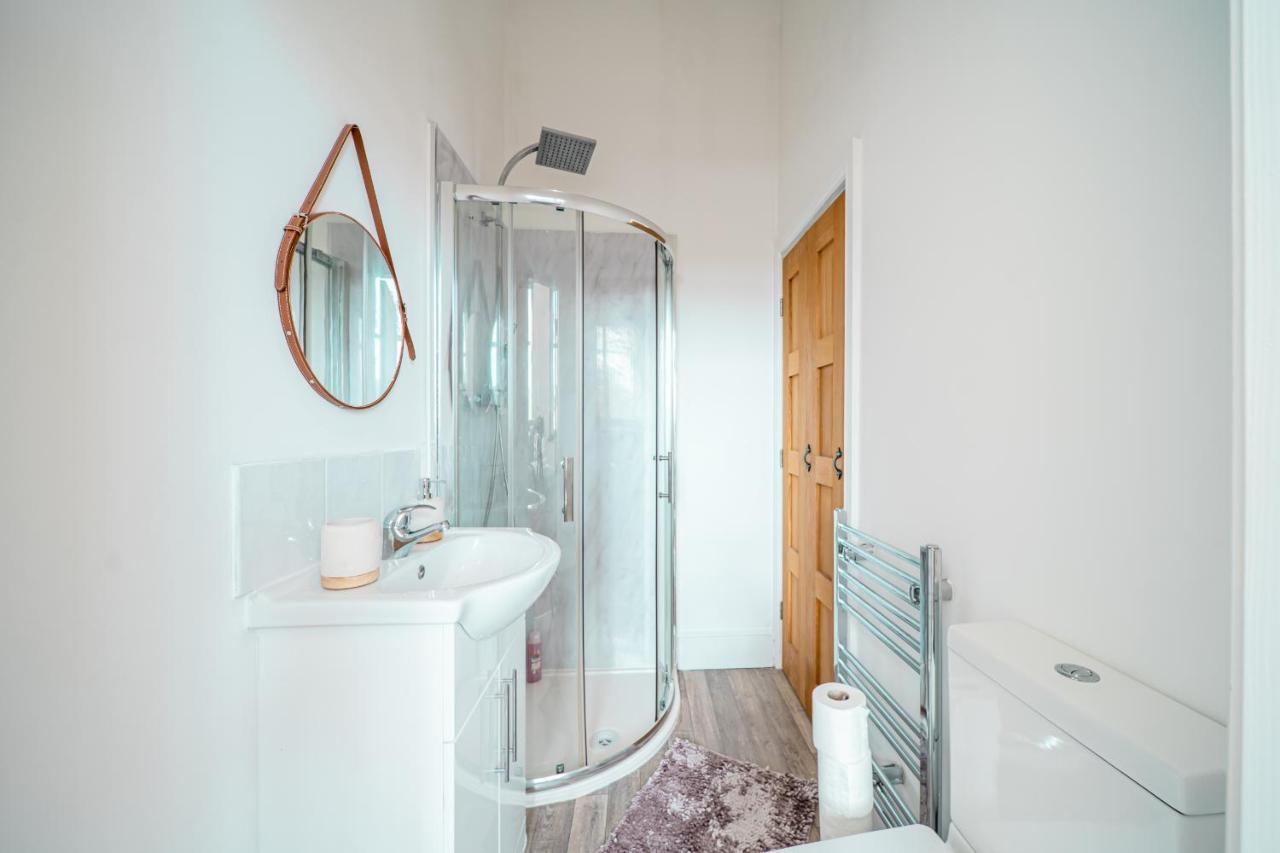 Cozy 1-Bedroom Apartment In The Heart Of Barnsley Town Centre Экстерьер фото
