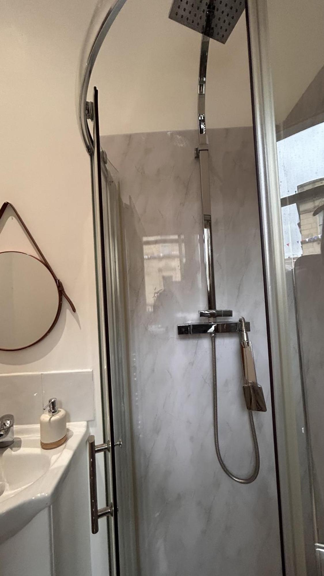 Cozy 1-Bedroom Apartment In The Heart Of Barnsley Town Centre Экстерьер фото