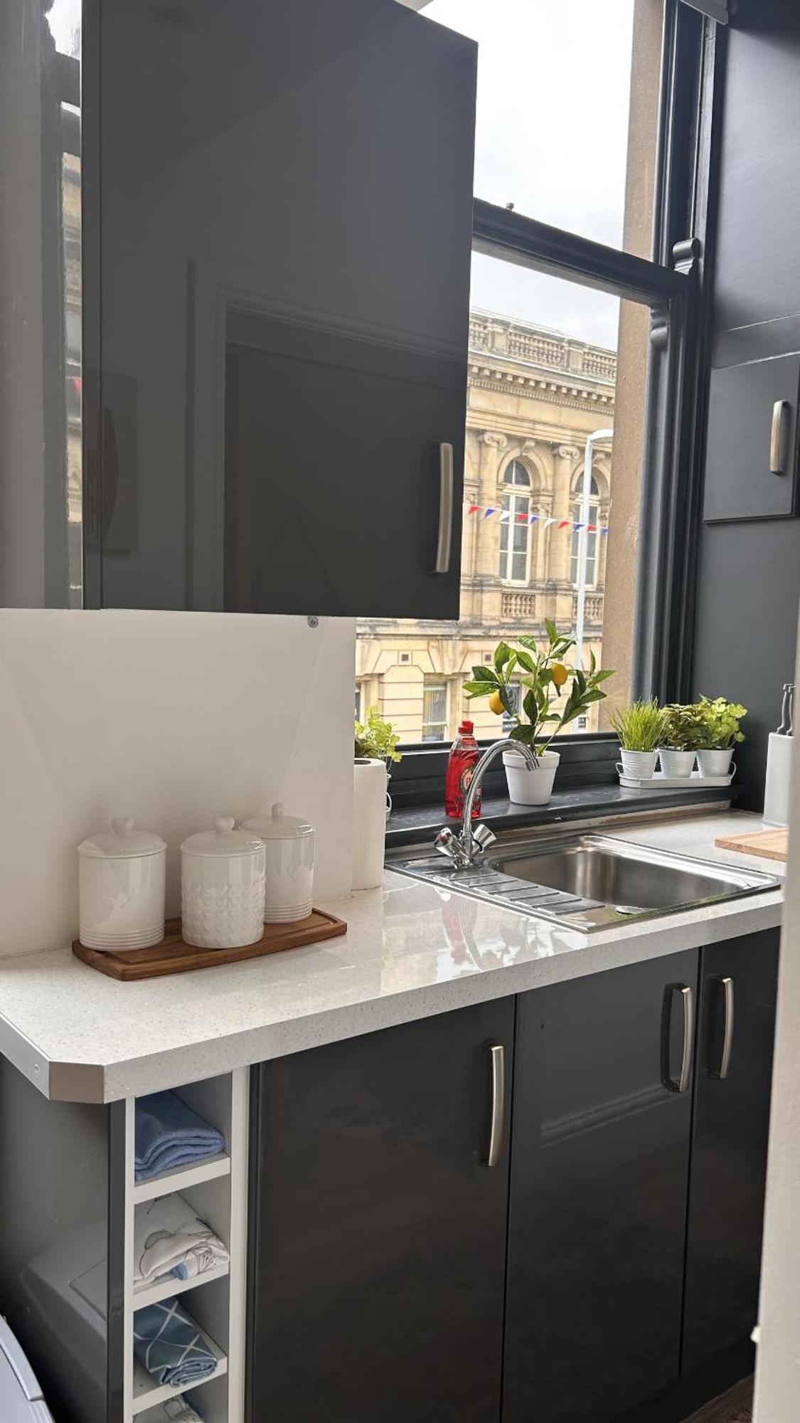 Cozy 1-Bedroom Apartment In The Heart Of Barnsley Town Centre Экстерьер фото