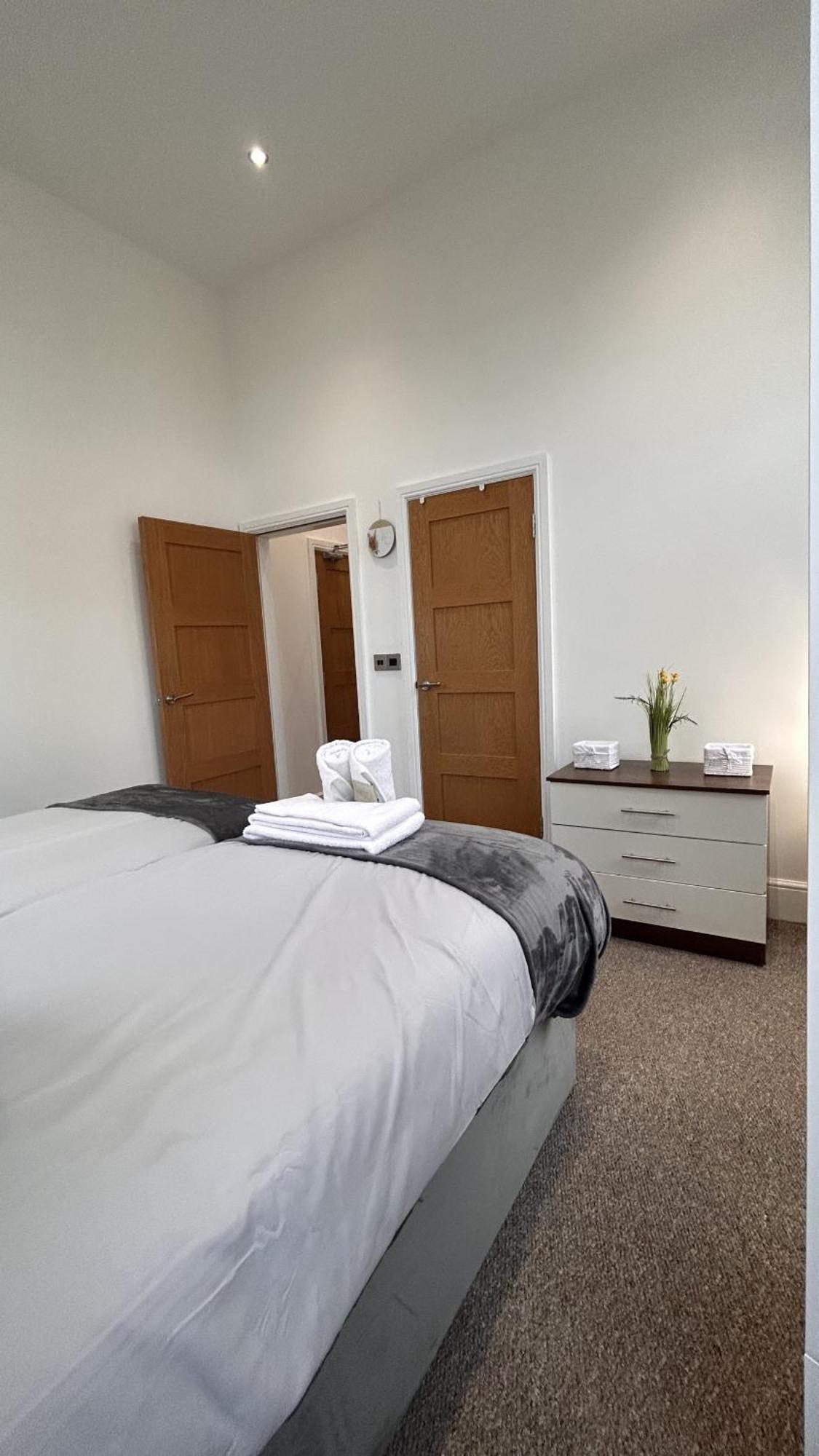 Cozy 1-Bedroom Apartment In The Heart Of Barnsley Town Centre Экстерьер фото