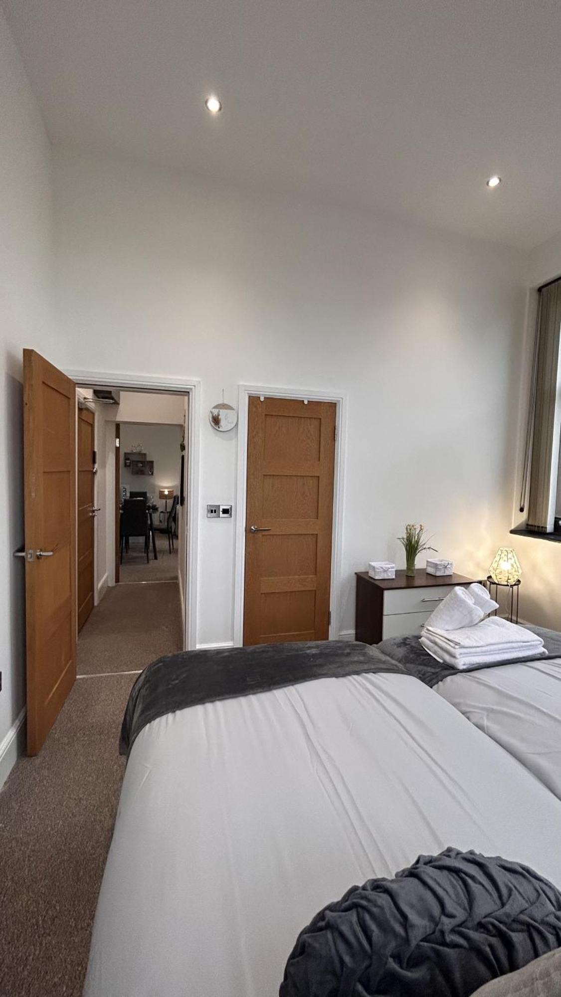 Cozy 1-Bedroom Apartment In The Heart Of Barnsley Town Centre Экстерьер фото